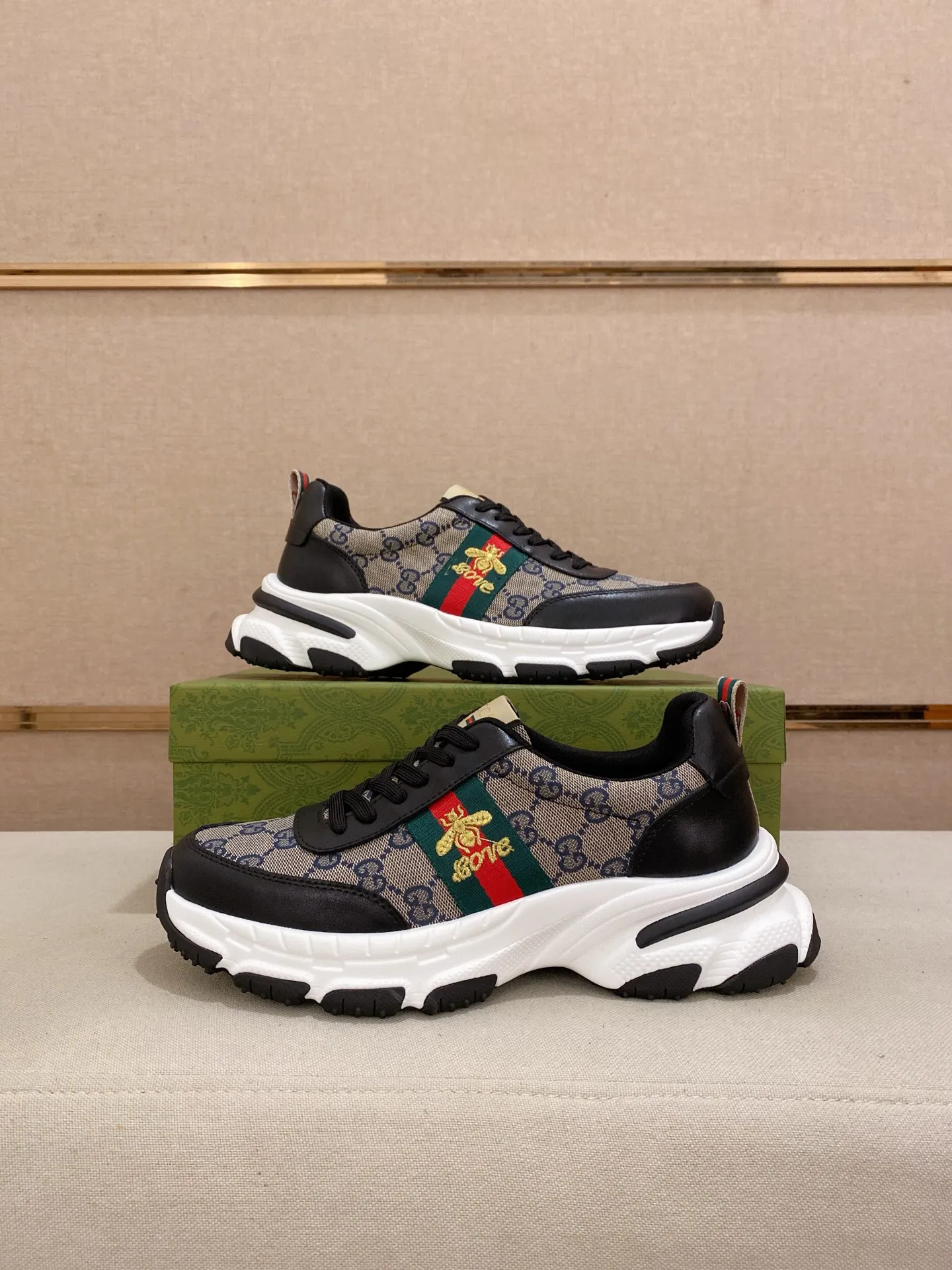 Men's shoes 💰 442 💰 High-quality new GUCCI counters are on the market at the same time. The new men's shoes, 😘fabrics are selected imported cowhide, lining: mesh breathable lining. 👍🏿 High-end ☄️ air-cushion molded anti-slip rubber outsole, exquisite lines, simple and elegant, comfortable and high-end for leisure travel. Code number: 38 to 44 (45 can be customized and cannot be returned or exchanged)